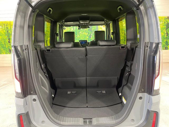 普段のお買い物や通勤、送迎等に十分な荷室スペースを確保しております。セカンドシートを倒すと、大きな荷物の積載も可能です♪