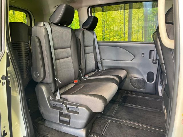 後部座席も気になるようなキズ・汚れやへたり等、大きなダメージはなく、良好な状態です。