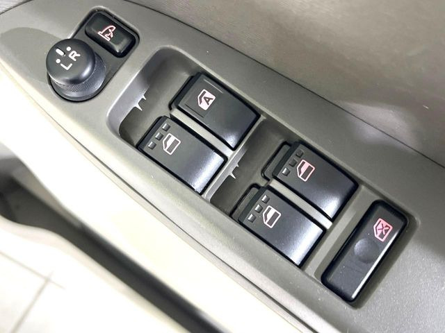 �y�d���i�[�~���[�z�T�C�h�~���[�͓d���i�[���ƂȂ��Ă���A�������ԏ�ł��L�Y�������X�N��}�����܂��B