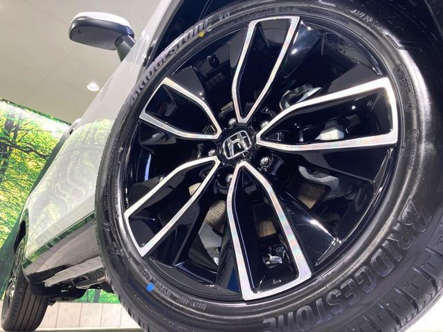 �y����18�C���`�A���~�z�C�[���z�O�ςɃ}�b�`���������A���~�z�C�[���𑕒����Ă���܂��B�e��ЊO�A���~�z�C�[����A�X�^�b�h���X�^�C�����戵�����Ă���܂��B���񂲑��k����������