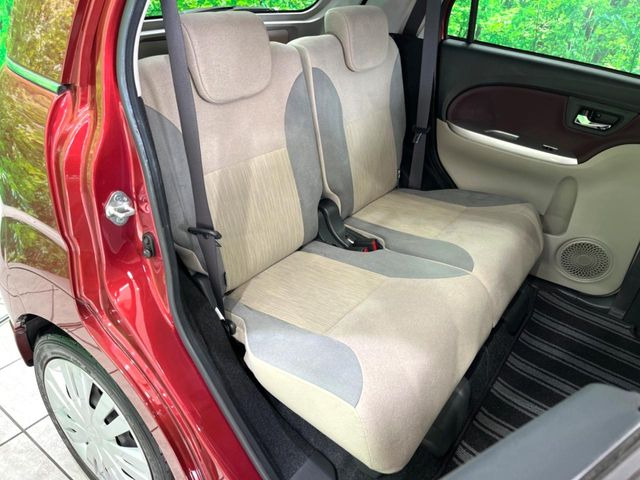 後部座席も気になるようなキズ・汚れやへたり等、大きなダメージはなく、良好な状態です。