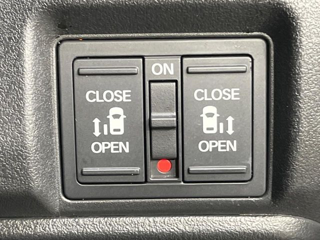 【両側パワースライドドア】スマートキーや運転席のスイッチで後席両側スライドドアの開閉が可能♪電動だから力を入れてドアを開ける必要が無く、小さなお子様でも簡単に開け閉めでき快適です♪
