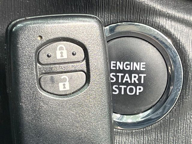 【スマートキー】カバンやポケットに入れたままでもドアの施錠・解錠が可能なスマートキーを装備。エンジンのオン・オフ時もカギを取り出す必要が無いからとっても便利です♪