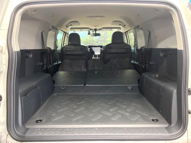 ���i�̂���������ʋ΁A���}���ɏ\���ȉ׎��X�y�[�X���m�ۂ��Ă���܂��B�Z�J���h�V�[�g��|���ƁA�傫�ȉו��̐ύڂ��\�ł���