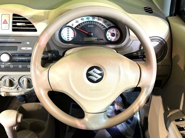 �C���e���A�ɍ��킹���f�U�C���̃X�e�A�����O�́A�^�]�������̂��Ƃ��l���A�^�]���₷���`��A�傫���ł��B�����x�A���ۂɐG���Ă��m���߂��������B