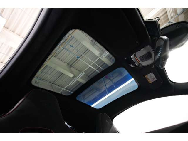 ��^�̃K���X���[�t���̗p���A�ԓ��ɊJ�������ӂ�閾�邢��Ԃ����o�B�X�[�p�[�J�[�ł���Ȃ��爳�����̏��Ȃ����K�ȃL���r�����������A�����O�h���C�u�ł��D��ȃh���C�u�����y���݂��������܂��B