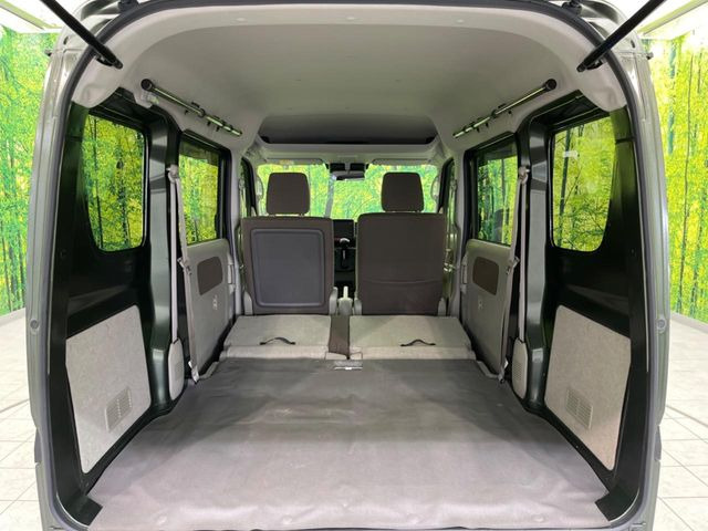 ���i�̂���������ʋ΁A���}���ɏ\���ȉ׎��X�y�[�X���m�ۂ��Ă���܂��B�Z�J���h�V�[�g��|���ƁA�傫�ȉו��̐ύڂ��\�ł���