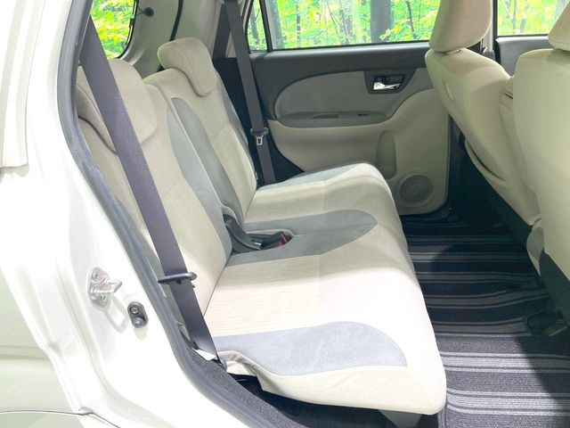 広々とした2列目シートは居住性が高く、居心地も快適!友達や家族とのお出かけにぴったりです。ベビーシートやチャイルドシート使用時も快適にお過ごしいただける十分な空間を確保しています。
