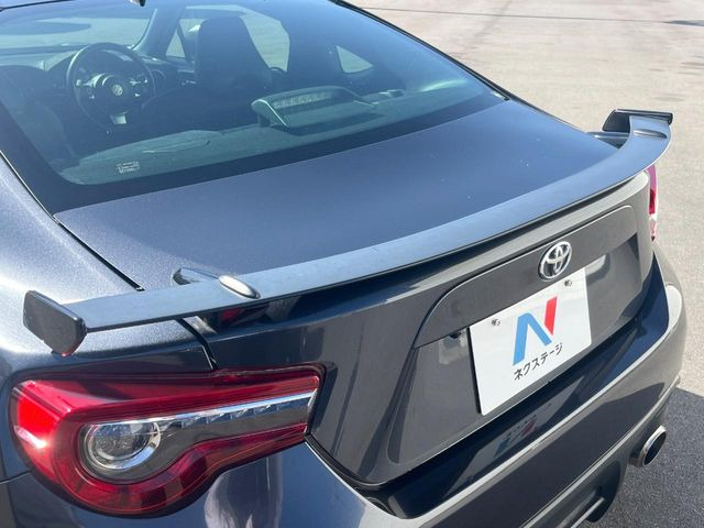 【純正トランクスポイラー】スポーツカーらしさがグッと引き立つ大型リヤスポイラーを装着♪高速走行時のスタビリティ(走行安定性)向上に役立ちます。