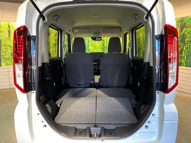 ���i�̂���������ʋ΁A���}���ɏ\���ȉ׎��X�y�[�X���m�ۂ��Ă���܂��B�Z�J���h�V�[�g��|���ƁA�傫�ȉו��̐ύڂ��\�ł���