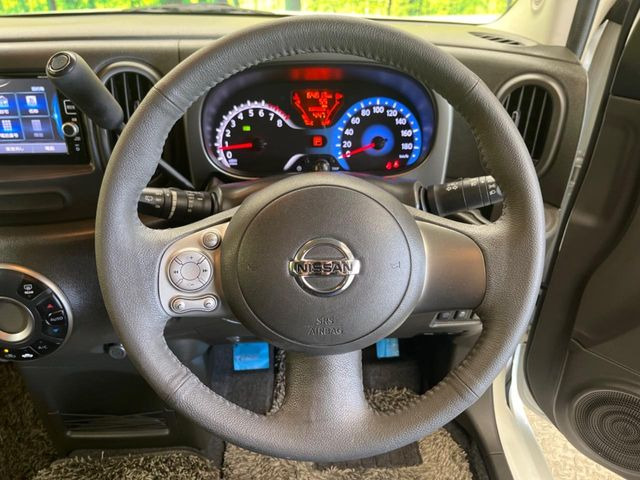 �C���e���A�ɍ��킹���f�U�C���̃X�e�A�����O�́A�^�]�������̂��Ƃ��l���A�^�]���₷���`��A�傫���ł��B�����x�A���ۂɐG���Ă��m���߂��������B