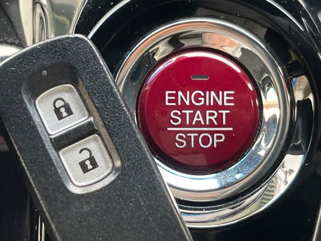 【Hondaスマートキー】カバンやポケットに入れたままでもドアの施錠・解錠が可能なスマートキーを装備。エンジンのオン・オフ時もカギを取り出す必要が無いからとっても便利です♪