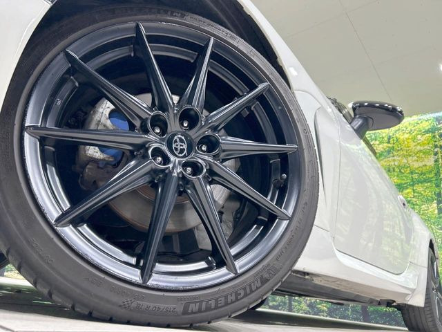 �y����18�C���`�A���~�z�C�[���z�O�ςɃ}�b�`���������A���~�z�C�[���𑕒����Ă���܂��B�e��ЊO�A���~�z�C�[����A�X�^�b�h���X�^�C�����戵�����Ă���܂��B���񂲑��k����������