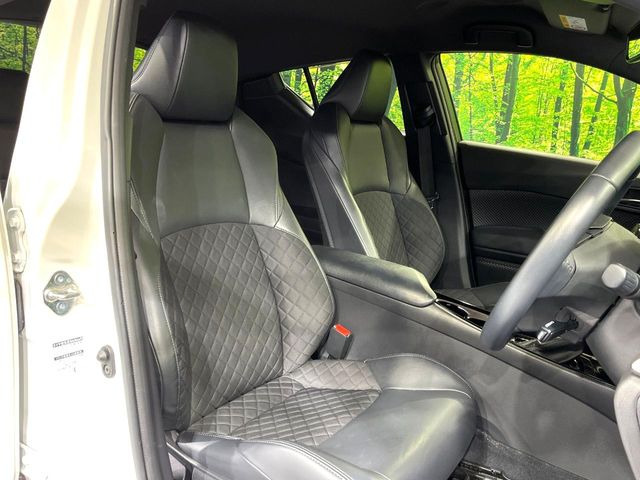 【ハーフレザーシート】高級感と座り心地を両立した人気のシート♪背面・座面のファブリック素材は、通気性の良さや滑りにくさに優れています。気温や服装に左右されず快適にお乗りいただけます。