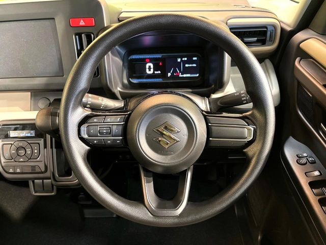 �C���e���A�ɍ��킹���f�U�C���̃X�e�A�����O�́A�^�]�������̂��Ƃ��l���A�^�]���₷���`��A�傫���ł��B�����x�A���ۂɐG���Ă��m���߂��������B