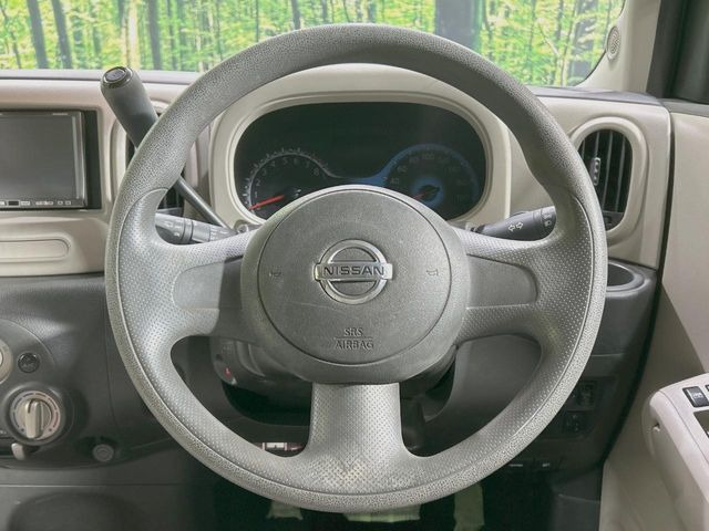 �C���e���A�ɍ��킹���f�U�C���̃X�e�A�����O�́A�^�]�������̂��Ƃ��l���A�^�]���₷���`��A�傫���ł��B�����x�A���ۂɐG���Ă��m���߂��������B