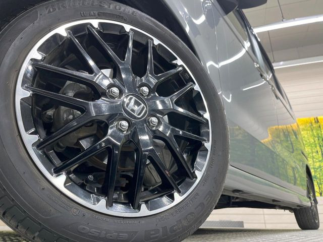 【純正アルミホイール】外観にマッチした純正アルミホイールを装着しております。各種社外アルミホイールや、スタッドレスタイヤも取扱いしております。是非ご相談ください♪