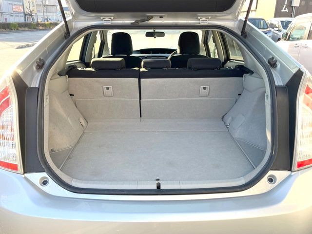 普段のお買い物や通勤、送迎等に十分な荷室スペースを確保しております。セカンドシートを倒すと、大きな荷物の積載も可能です♪