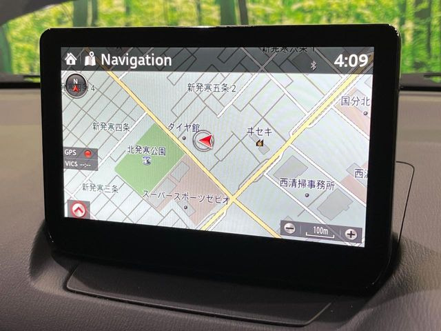 �y8�C���`�}�c�_�R�l�N�g�z�ԓ��̕��͋C�Ƀ}�b�`������^�̃f�B�X�v���C�B�X�}�z�ڑ��ł̃i�r�g�p��Bluetooth�Đ����A�l�X�ȋ@�\���y���߂܂��B�����I�ȃ_�C�������삪�\�ŁA�g��������ǍD�ł��B