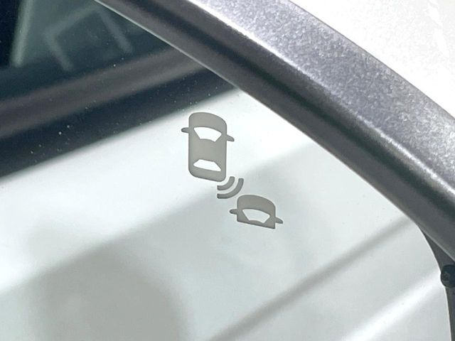 【ブラインドスポットインフォメーション】走行中、ドアミラーの死角になりやすい箇所に後続車が接近するとサイドミラー付近に警告を表示、ドライバーに注意喚起をしてくれます。