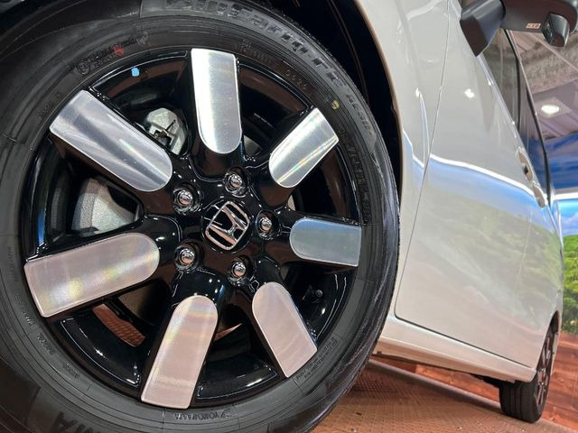 �y����15�C���`�A���~�z�C�[���z�O�ςɃ}�b�`���������A���~�z�C�[���𑕒����Ă���܂��B�e��ЊO�A���~�z�C�[����A�X�^�b�h���X�^�C�����戵�����Ă���܂��B���񂲑��k����������