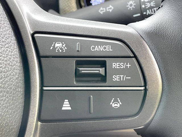 【アダプティブクルーズコントロール】高速道路での長距離走行が楽に!!自動で速度を保つクルーズコントロールが、衝突軽減システムと連携し、前方の車両を感知して車間を保つように速度調節してくれます!!