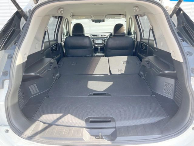 後席を格納すると、これだけの広さが!シーンに合わせたシートアレンジで、大きな荷物も積むことが出来ます♪