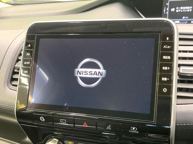 【メーカー純正10型ナビ】インテリアに溶け込むスタイリッシュな「専用設計」メーカーナビを装備♪視認性や操作性など基本性能にも優れ、より上質なカーライフをお楽しみいただけます。