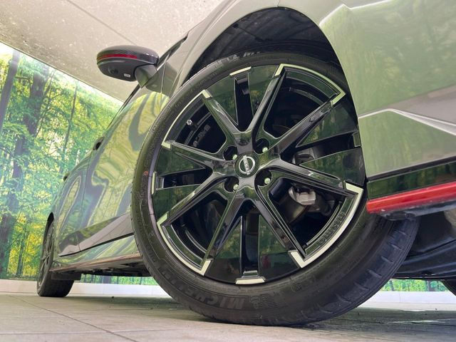 �y����17�C���`�A���~�z�C�[���z�O�ςɃ}�b�`���������A���~�z�C�[���𑕒����Ă���܂��B�e��ЊO�A���~�z�C�[����A�X�^�b�h���X�^�C�����戵�����Ă���܂��B���񂲑��k����������