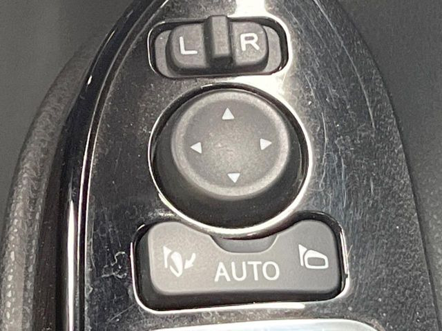 �y�d���i�[�~���[�z�T�C�h�~���[�͓d���i�[���ƂȂ��Ă���A�������ԏ�ł��L�Y�������X�N��}�����܂��B