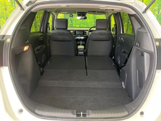 ���i�̂���������ʋ΁A���}���ɏ\���ȉ׎��X�y�[�X���m�ۂ��Ă���܂��B�Z�J���h�V�[�g��|���ƁA�傫�ȉו��̐ύڂ��\�ł���