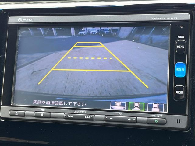 【バックカメラ】駐車時に後方がリアルタイム映像で確認できます。大型商業施設や立体駐車場での駐車時や、夜間のバック時に大活躍!運転スキルに関わらず、今や必須となった装備のひとつです!