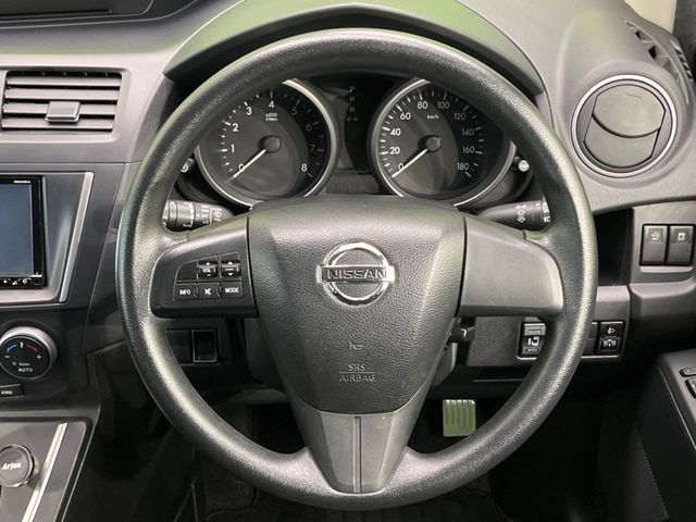 �C���e���A�ɍ��킹���f�U�C���̃X�e�A�����O�́A�^�]�������̂��Ƃ��l���A�^�]���₷���`��A�傫���ł��B�����x�A���ۂɐG���Ă��m���߂��������B