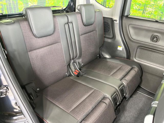 広々とした2列目シートは居住性が高く、居心地も快適!友達や家族とのお出かけにぴったりです。ベビーシートやチャイルドシート使用時も快適にお過ごしいただける十分な空間を確保しています。
