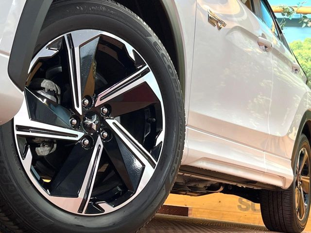 �y����18�C���`�A���~�z�C�[���z�O�ςɃ}�b�`���������A���~�z�C�[���𑕒����Ă���܂��B�e��ЊO�A���~�z�C�[����A�X�^�b�h���X�^�C�����戵�����Ă���܂��B���񂲑��k����������