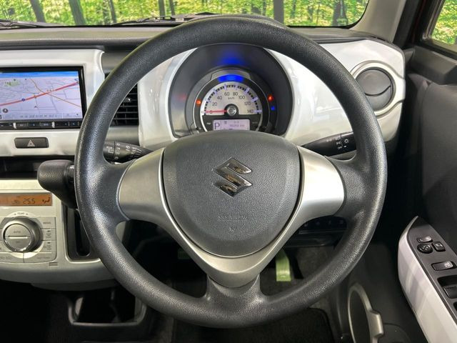 �C���e���A�ɍ��킹���f�U�C���̃X�e�A�����O�́A�^�]�������̂��Ƃ��l���A�^�]���₷���`��A�傫���ł��B�����x�A���ۂɐG���Ă��m���߂��������B