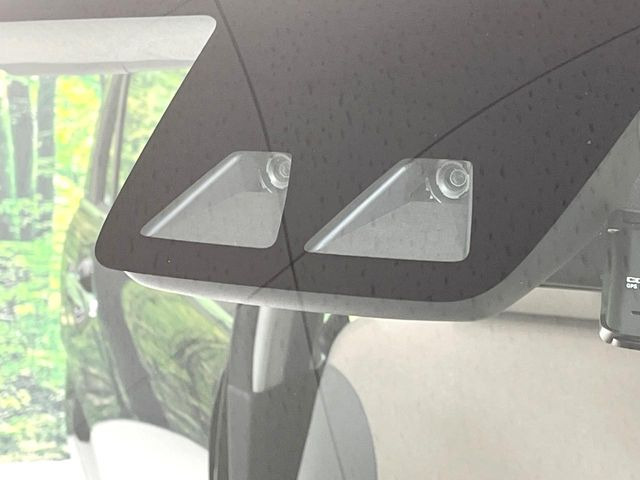 【スマートアシスト】走行中に前方の車両等を認識し、衝突しそうな時は警報とブレーキで衝突回避と被害軽減をアシスト。より安全にドライブをお楽しみいただけます。