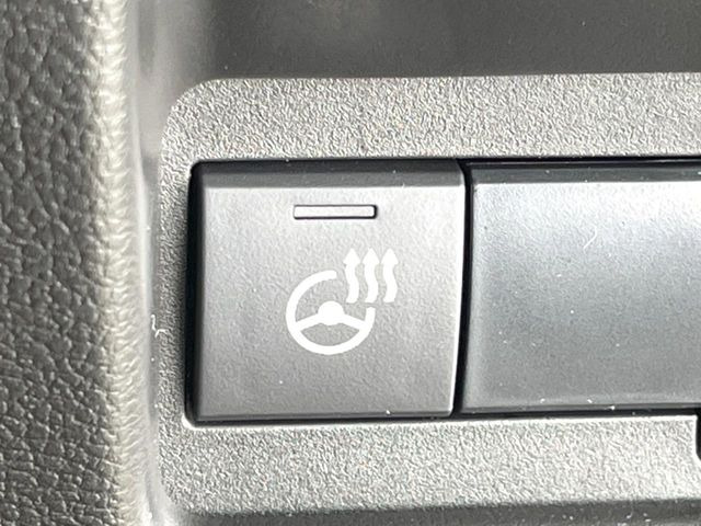 【ステアリングヒーター】冬場に冷たくなりやすい革巻きステアリングを、スイッチ一つで素早く適温に!エアコンよりも早く温まってくれるので、寒い日の運転も快適になりますね♪