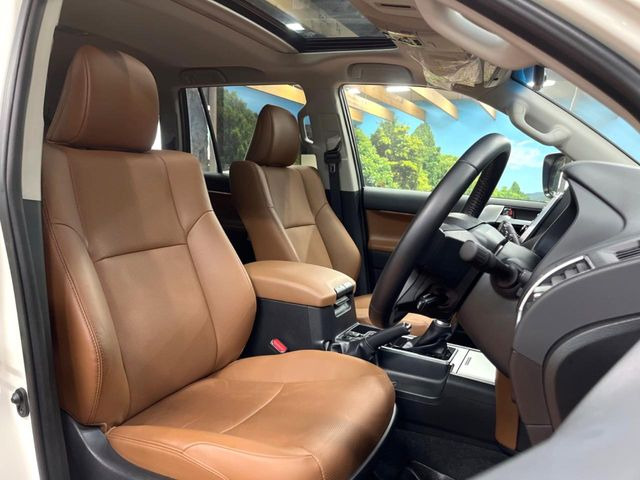 【ブラウンレザーシート】デザイン性が高く、高級感のある茶革シート。常に体に触れる部分だから、座り心地の良さにはこだわりたいですね♪汚れの付着や劣化を抑制する内装コーティング施工もおススメですよ♪