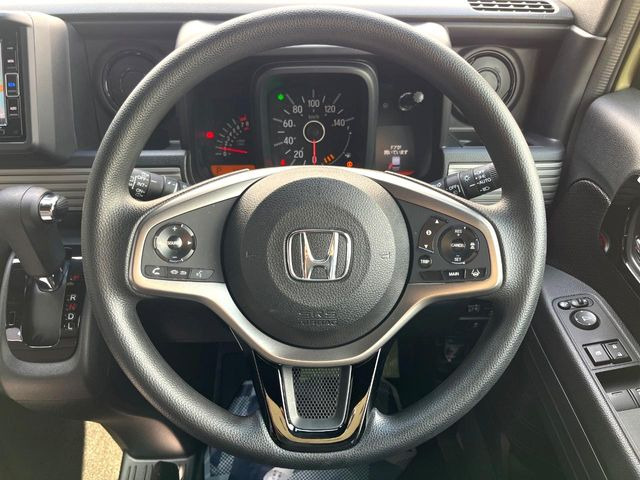 �C���e���A�ɍ��킹���f�U�C���̃X�e�A�����O�́A�^�]�������̂��Ƃ��l���A�^�]���₷���`��A�傫���ł��B�����x�A���ۂɐG���Ă��m���߂��������B