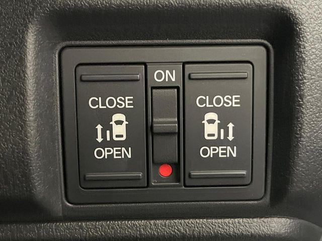 【両側パワースライドドア】スマートキーや運転席のスイッチで後席両側スライドドアの開閉が可能♪電動だから力を入れてドアを開ける必要が無く、小さなお子様でも簡単に開け閉めでき快適です♪