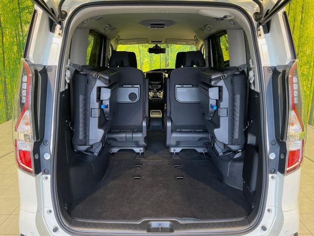 ���i�̂���������ʋ΁A���}���ɏ\���ȉ׎��X�y�[�X���m�ۂ��Ă���܂��B�Z�J���h�V�[�g��|���ƁA�傫�ȉו��̐ύڂ��\�ł���