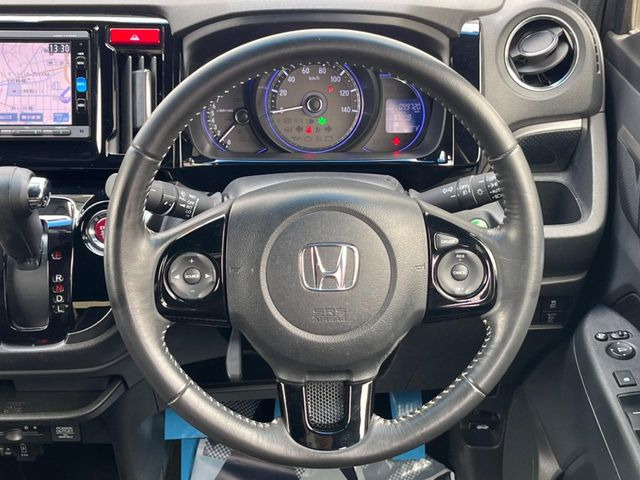 【純正革巻きステアリング】上質な革を使用することで、手にしっかり馴染みとても運転しやすいハンドルです♪