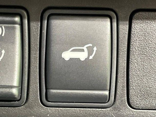 【パワーバックドア】スマートキーや運転席のボタンを押すだけでリアゲートが自動で開閉します!荷物を持っている時や、高い位置にあるバックドアを閉める際に便利な機能です♪