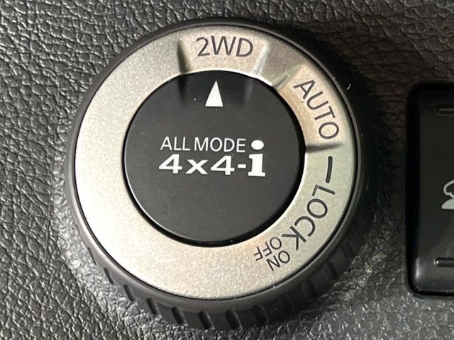 �y�I�[�����[�h4&times;4�z2WD/4WD���[�h����y�ɐ؂�ւ��\�B�R��d����2WD�A�X�^�b�N���ɖ𗧂�LOCK�AAUTO���[�h�ł�4WD�̔z���������Œ������A�H�ʏ󋵂��킸���肵��������T�|�[�g�B