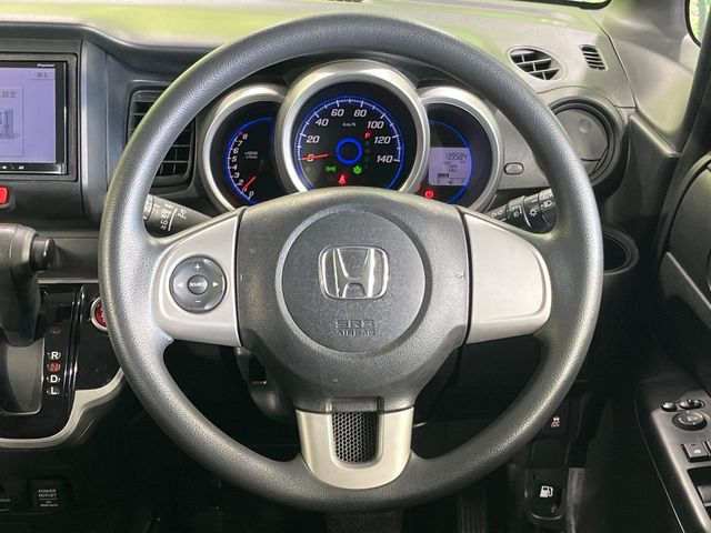 �C���e���A�ɍ��킹���f�U�C���̃X�e�A�����O�́A�^�]�������̂��Ƃ��l���A�^�]���₷���`��A�傫���ł��B�����x�A���ۂɐG���Ă��m���߂��������B