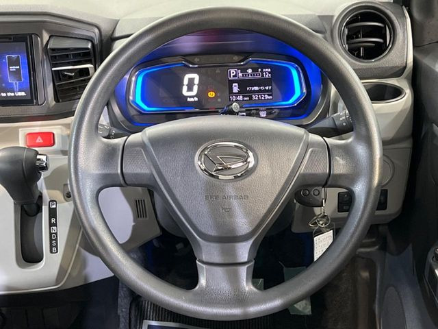 �C���e���A�ɍ��킹���f�U�C���̃X�e�A�����O�́A�^�]�������̂��Ƃ��l���A�^�]���₷���`��A�傫���ł��B�����x�A���ۂɐG���Ă��m���߂��������B