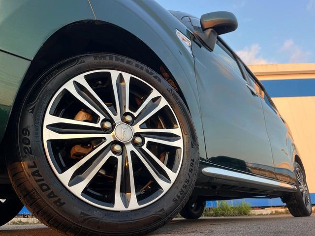 【純正アルミホイール】外観にマッチした純正アルミホイールを装着しております。各種社外アルミホイールや、スタッドレスタイヤも取扱いしております。是非ご相談ください♪