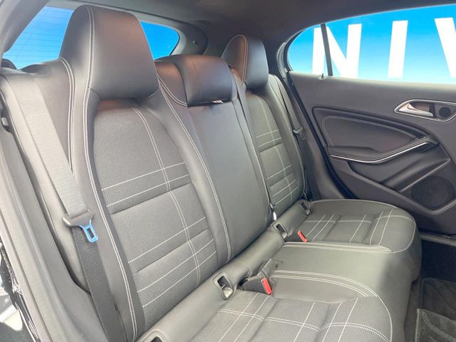 ●後部座席も気になるようなキズ・汚れやへたり等、大きなダメージはなく、良好な状態です。