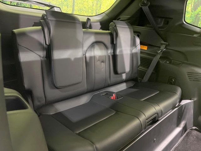 3列目シートはもちろん状態良好☆大人でもゆったりと座って頂けますので、大人数でのお出かけもラクラクです♪ご家族で、気の知れた仲間で、ドライブに行くのが楽しみですね♪